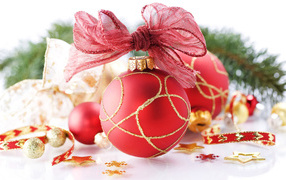 Елочные игрушки шарики