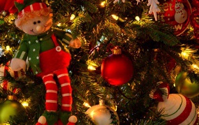 Елка на Новый Год и красивые игрушки