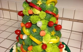 Новогодняя елка из овощей