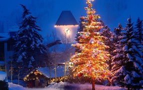 Нарядная елка на Новый 2014 Год лошади