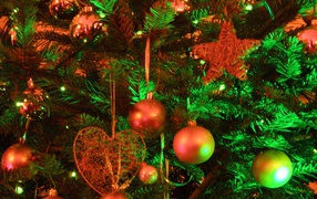 Новогодняя елка в зеленых светах