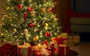 Новогодняя елка вечером