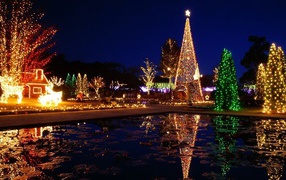 Новогодняя елка в хорошо украшенном районе