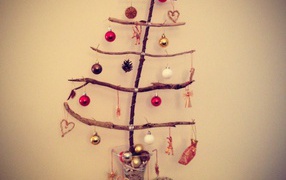 Новогодняя елка сделана из палочек