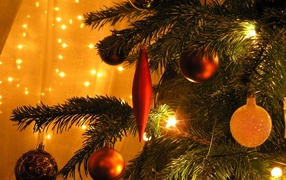 Новогодняя елка в оранжевом свете