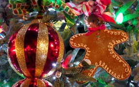 Новогодняя елка с небольшим украшением