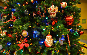 Новогодняя елка с Дедом Морозом