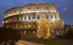 Коллизей украшен на Новый год