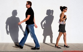 Тени людей оглянулись