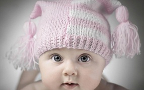 Ребенок в шапочке