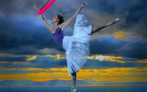 Молодая балерина на фоне моря