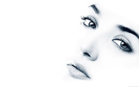 Глаза и губы на белом фоне