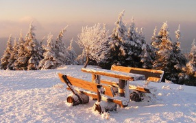 Стол на природе в снегу