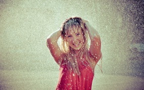 Девушка под идущим снегом