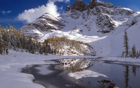 Снежная зима в горах