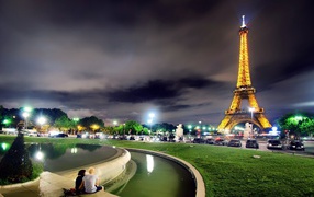 Эйфелева башня в вечернем Париже