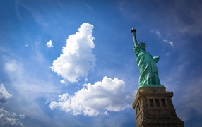 Статуя Свободы в облаках