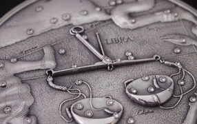 Весы на монете