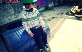 Мальчик в зелёной кепке и бочка, swag