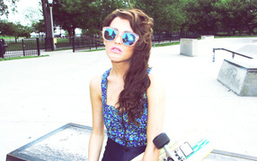 Девушка в очках и со скейтом, swag