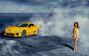 Спортивная девушка и спортивная машина