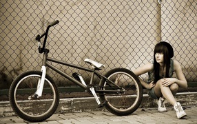 Спортивная девушка с велосипедом