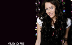 Красивая Майли Сайрус на чёрном фоне