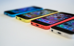 Новые красивые Iphone 5С на белом столе