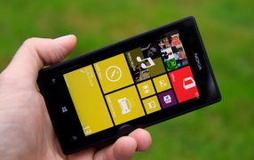Чёрная Nokia Lumia 520 в руке