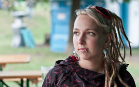 Девушка блондинка с дредами и пирсингом в губе