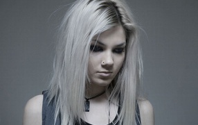 Девушка блондинка с пирсингом в носу