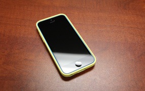 Голубой Iphone 5C в жёлтом фирменном чехле от Apple