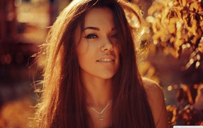 Девушка шатенка с пирсингом в носу