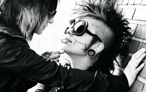 Девушки брюнетки с пирсингом в носу и губе