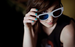 Девушка брюнетка в очках и с пирсингом в носу