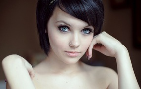 Brunette girl with short hair and a pierced nose