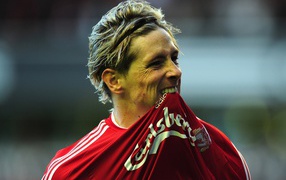 Челси Фернандо Торрес кусает его футболку