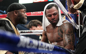 Известный боксер Шейн Мосли после третьего раунда