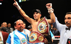 Известный боксер Феликс Тринидад и его пояса