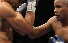 Известный боксер Феликс Тринидад выполняя апперкот