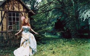 Призраки за окном дома