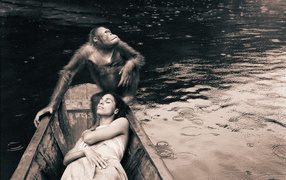 Девушка в лодке с обезьяной
