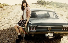 Девушка рядом с ретро машиной