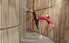 Девушка разминается