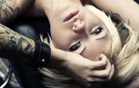 Девушка с тату на руке