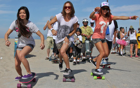 Девушки со скейтами