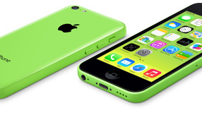 Зелёный Iphone 5C на белом фоне
