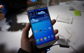 Серый Samsung Galaxy S4 в руке