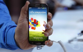 Серый Samsung Galaxy S4 на стенде
