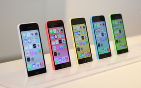 Iphone 5C всех цветов на стенде
